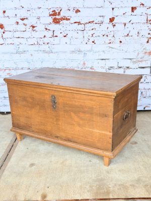 Antieke Half 17e Eeuwse Dekenkist